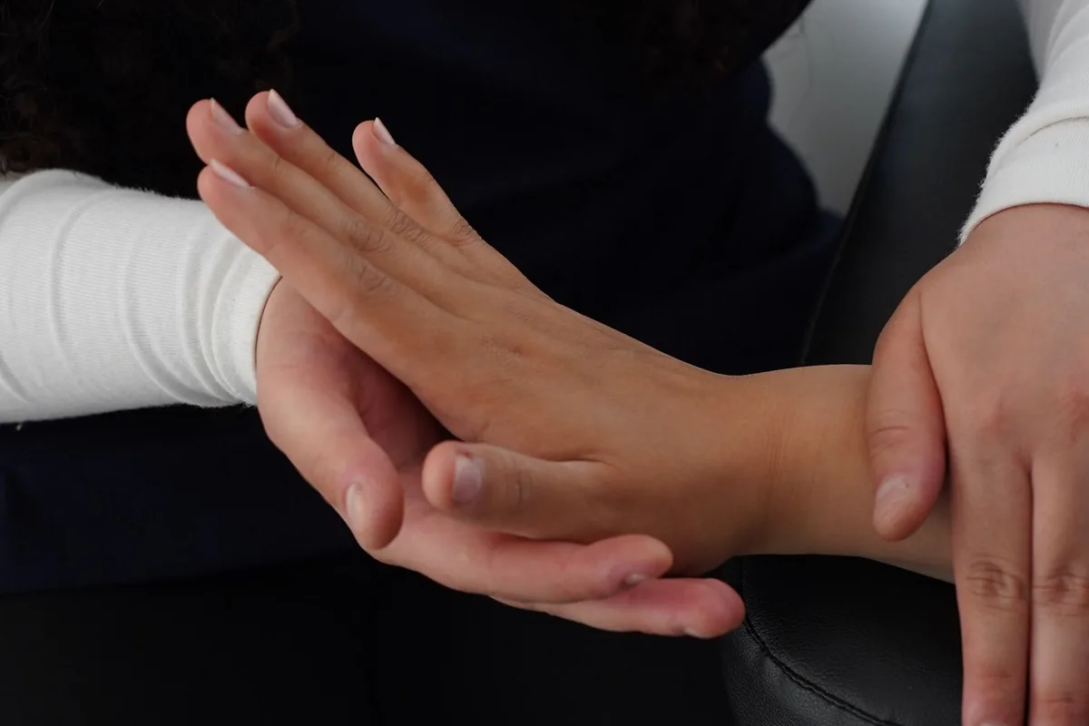 Practica de acupresion manual sobre puntos de la mano