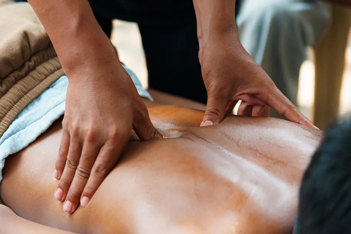 Masaje relajante de espalda para comparar con el masaje descontracturante